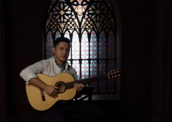 Гитарист украшает праздник