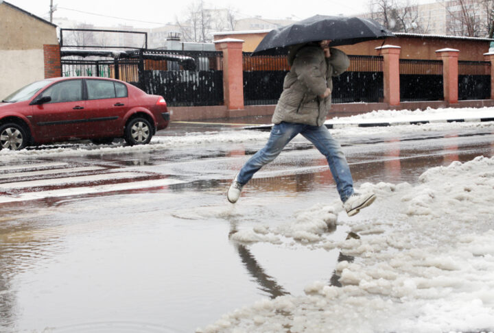 В некоторых городах на Новый год идет дождь.