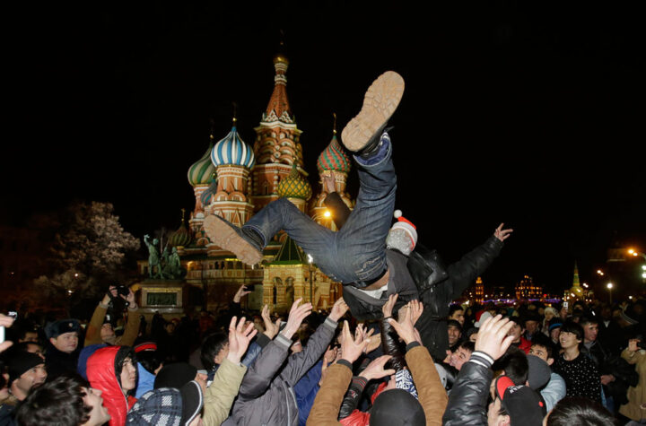 В новогоднюю ночь на Красной площади подбрасывают человека, главное чтоб его не забыли поймать.