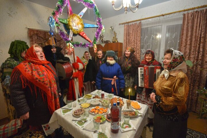 Из подручных материалов делают костюмы, и поздравляют с Новым годом сельчан