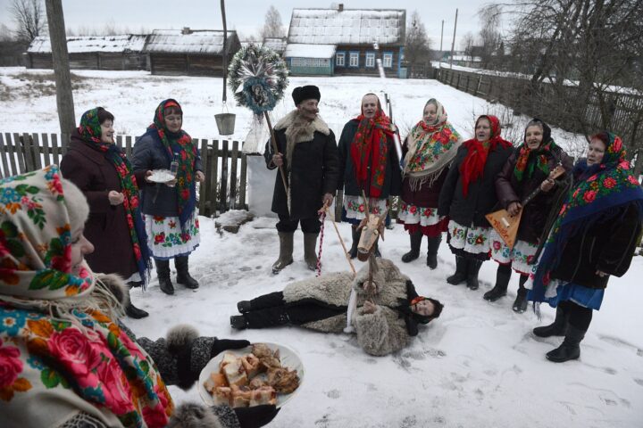 Люди не обычно в селе празднуют новогодние праздники