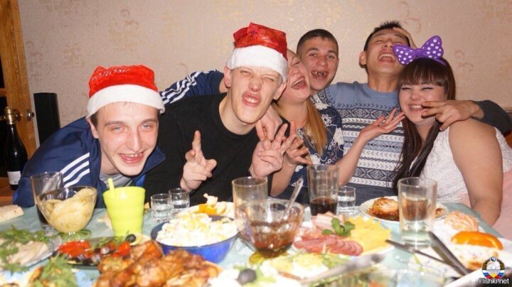 Пьяная молодежь отмечает весело Новый год.