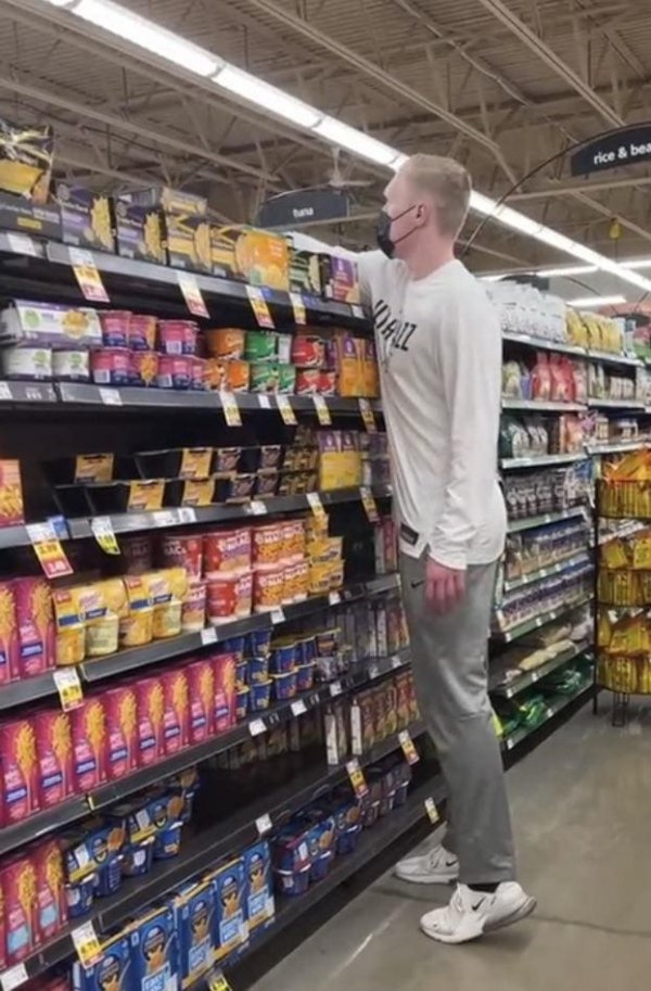 Необычная жизнь очень высоких людей (15 фото) Необычная жизнь очень высоких людей (15 фото)