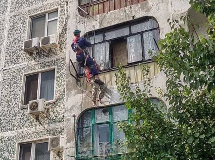 Новороссийск: мужик летел из окна с 5 этажа, но путь в "долину теней" преградили бельевые верёвки (4 фото)