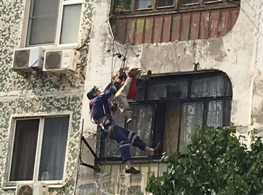 Новороссийск: мужик летел из окна с 5 этажа, но путь в "долину теней" преградили бельевые верёвки (4 фото)