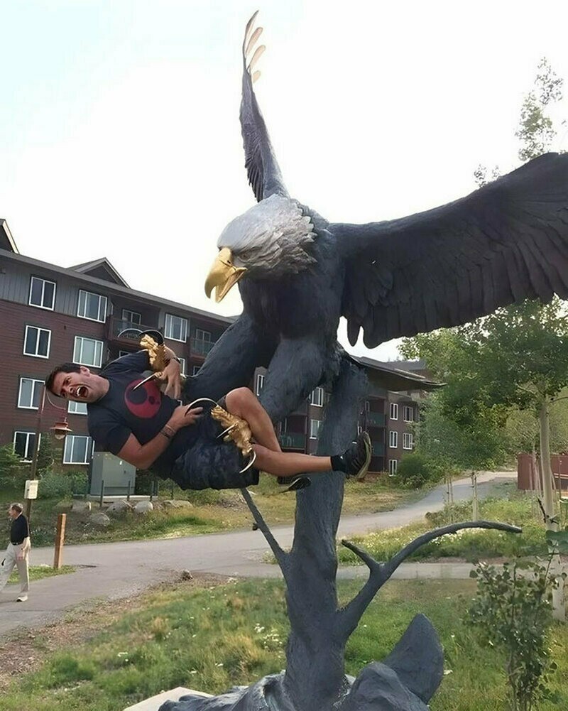 12 забавных снимков со статуями (13 фото) 12 забавных снимков со статуями (13 фото)