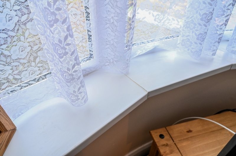 Сообщение в соцсетях помог собрать денег на ремонт для слепой пенсионерки (4 фото + 1 видео)