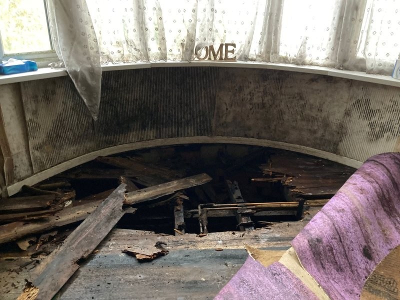 Сообщение в соцсетях помог собрать денег на ремонт для слепой пенсионерки (4 фото + 1 видео)