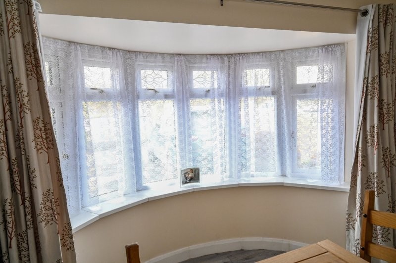 Сообщение в соцсетях помог собрать денег на ремонт для слепой пенсионерки (4 фото + 1 видео)