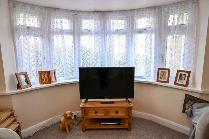 Сообщение в соцсетях помог собрать денег на ремонт для слепой пенсионерки (4 фото + 1 видео)